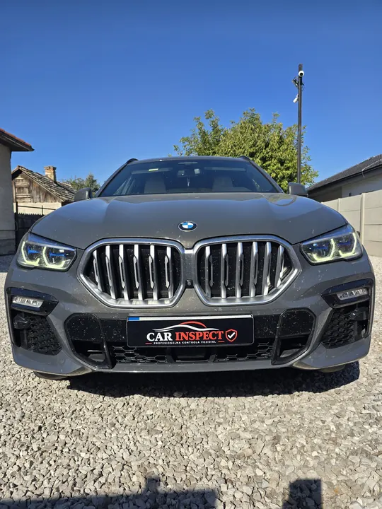 Predok sivého BMW s tabuľkou CAR INSPECT namiesto evidenčného čísla