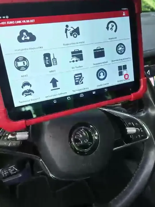 Diagnostický tablet v červenom obale na volante, hlavná ponuka aplikácie