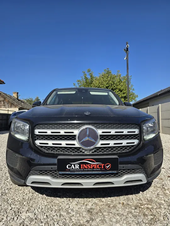 Predok čierneho Mercedesu s tabuľkou CAR INSPECT namiesto evidenčného čísla