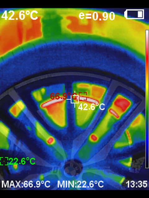 Termovízny záber druhého kolesa toho istého vozidla — najteplejšie miesto na brzde 66,9 °C