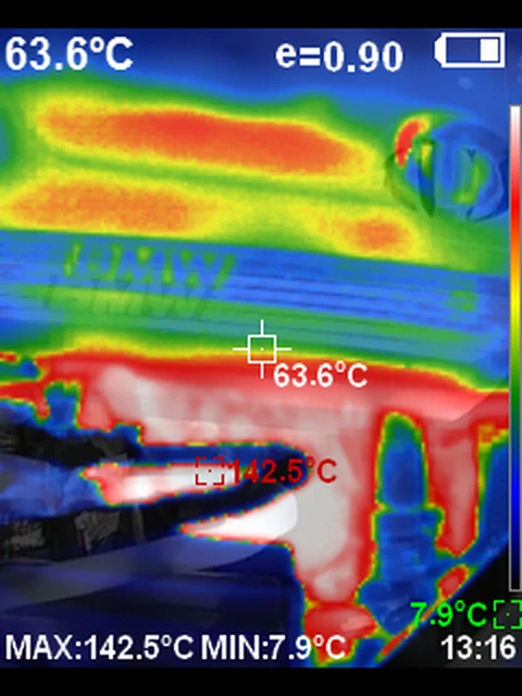 Termovízny záber motorového priestoru s krytom motora — najteplejšie miesto 142,5 °C
