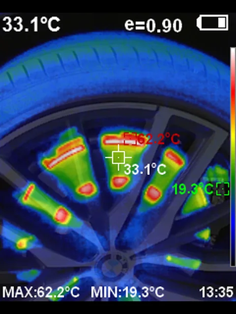 Termovízny záber ďalšieho kolesa — zohriata brzda medzi lúčmi disku, najteplejšie miesto 62,2 °C