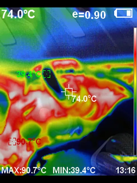 Termovízny záber motorového priestoru z iného uhla — najteplejšie miesto 90,7 °C