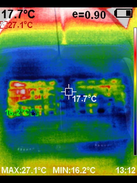 Termovízny záber — v strede snímky 17,7 °C, prístroj nameral od 16,2 do 27,1 °C