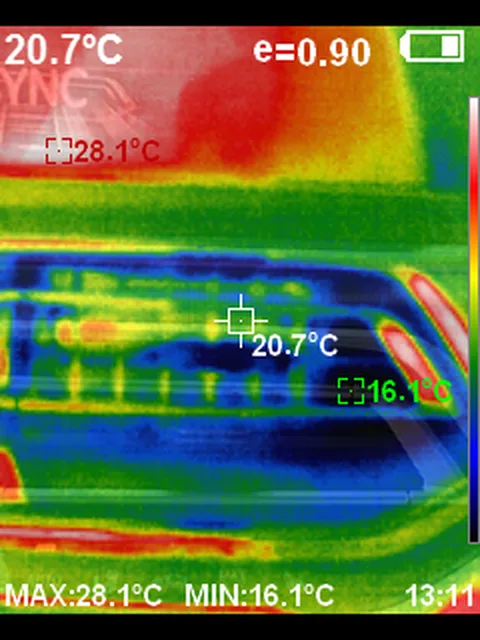 Termovízny záber výustky klimatizácie s panelom ovládania klímy — najchladnejšie miesto 16,1 °C
