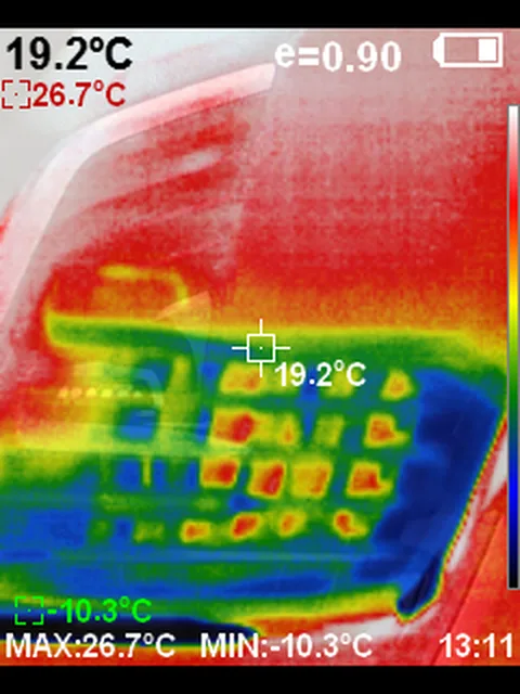Termovízny záber — v strede snímky 19,2 °C, prístroj nameral od −10,3 do 26,7 °C