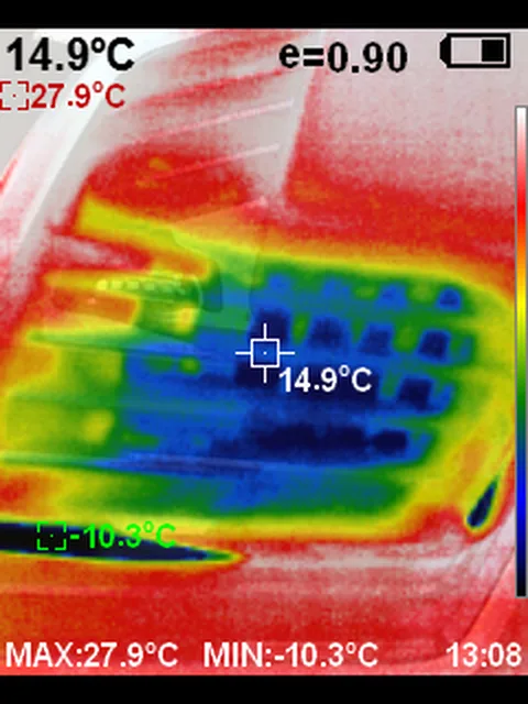 Termovízny záber — v strede snímky 14,9 °C, prístroj nameral od −10,3 do 27,9 °C